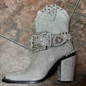(EXX). SHARP SHERIFF SHINE COWBOY BOOTS - SILVER
NWOB